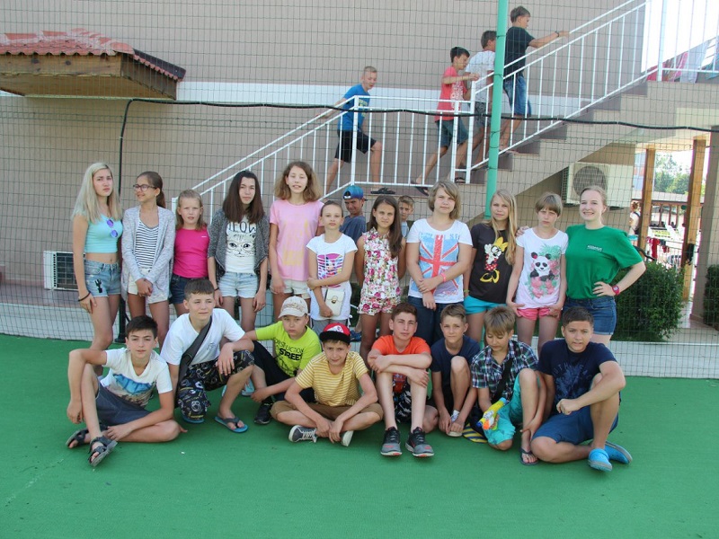 групповое фото на территории лагеря в Болгарии